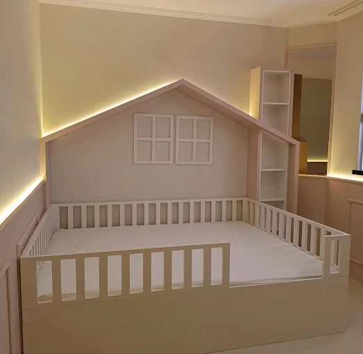 Quarto infantil com cama montessoriana em formato de casinha e estante de nichos
