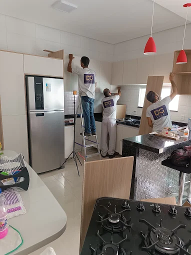 Equipe da DG Projetados instalando os armários de uma cozinha planejada
